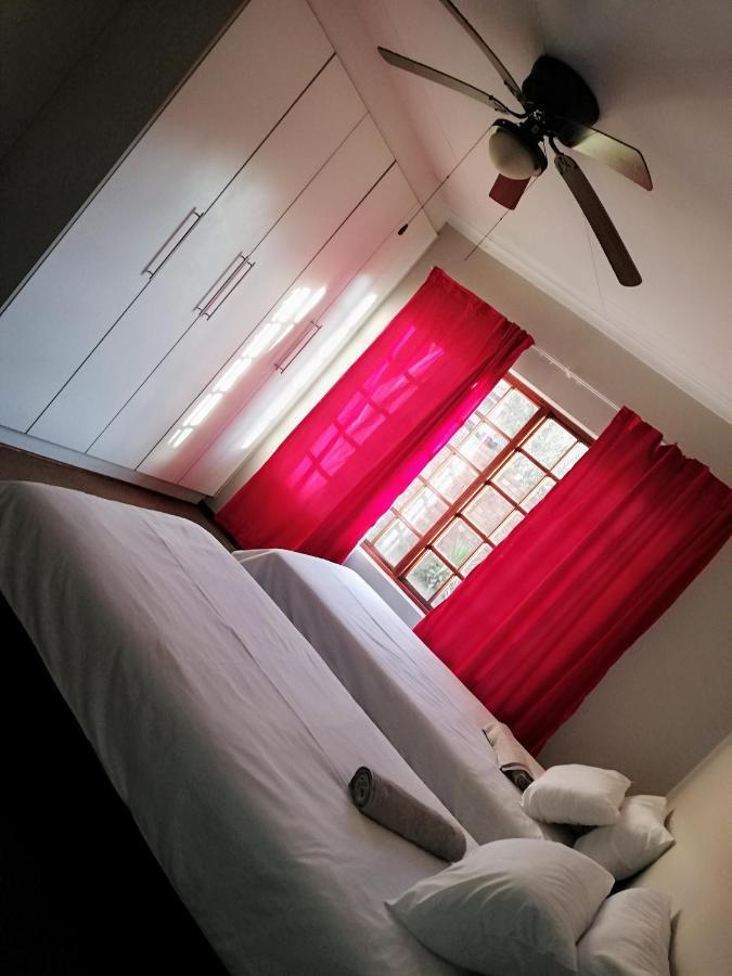 Tumi'S Home Away- 3 Bedroom วิตแบงก์ ภายนอก รูปภาพ